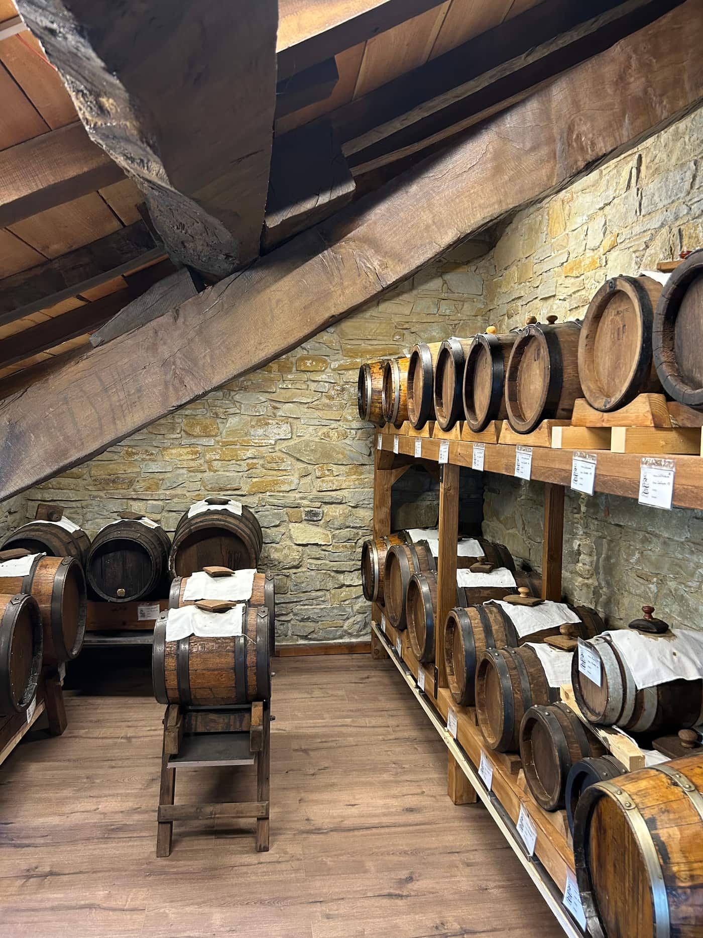 La sala delle botti dell'acetaia Gargeto, con le travi di legno e i muri in pietra